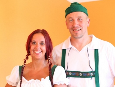 Heidi & Fritz, hidtil bedre kendt som Gudrun Kristensen og Peter Aaskov, er klar sammen med Brande Old Boys til at servere for gæsterne i den kæmpestore fadølsbar, når Brande til efteråret får sin helt egen Bierfest. 
